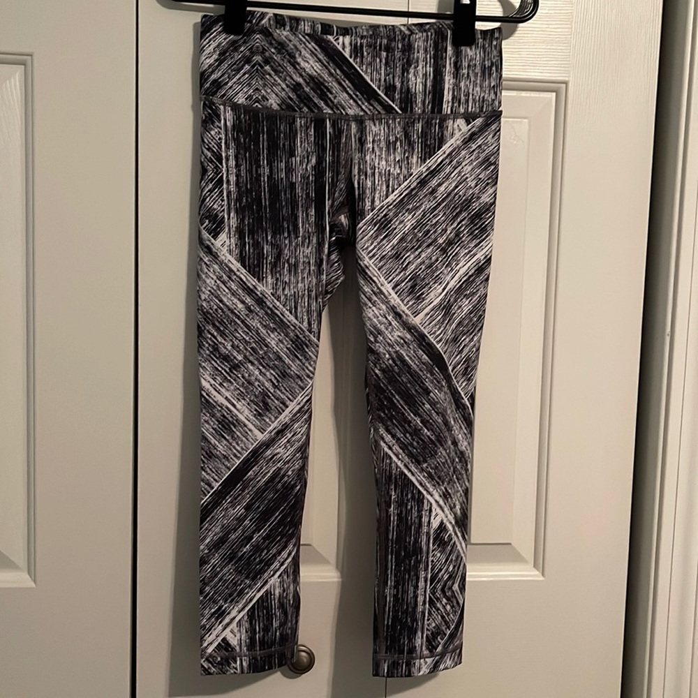 LuluLemon crop leggings